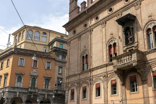 パラッツォ デッリ ストラッツァローリ Palazzo Degli Strazzaroli イタリア エミリア ロマーニャ州ボローニャ中心部のラヴェニャーナ広場に位置するルネサンス様式の都市宮殿です — ストック写真