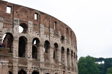 Roma, İtalya 'da bulutlu bir yaz gününde Kolezyum. Kolezyum, Roma Forumu 'nun hemen doğusunda, İtalya' nın başkenti Roma 'nın merkezinde bulunan oval bir amfitiyatrodur..