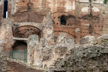 Roma, İtalya 'da bulutlu bir yaz gününde Kolezyum. Kolezyum, Roma Forumu 'nun hemen doğusunda, İtalya' nın başkenti Roma 'nın merkezinde bulunan oval bir amfitiyatrodur..