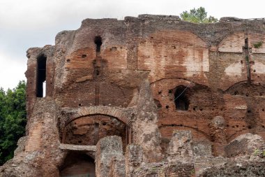 Roma, İtalya 'da bulutlu bir yaz gününde Kolezyum. Kolezyum, Roma Forumu 'nun hemen doğusunda, İtalya' nın başkenti Roma 'nın merkezinde bulunan oval bir amfitiyatrodur..