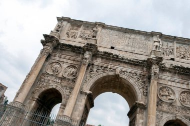 Roma 'da bulutlu bir yaz gününde Constantine kemeri. Arco di Costantino, Roma 'da İmparator Büyük Konstantin' e adanmış bir zafer kemeridir..