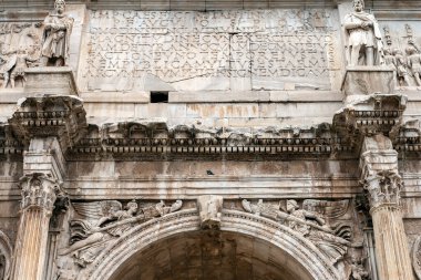 Roma 'da bulutlu bir yaz gününde Constantine kemeri. Arco di Costantino, Roma 'da İmparator Büyük Konstantin' e adanmış bir zafer kemeridir..