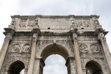Roma 'da bulutlu bir yaz gününde Constantine kemeri. Arco di Costantino, Roma 'da İmparator Büyük Konstantin' e adanmış bir zafer kemeridir..