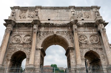 Roma 'da bulutlu bir yaz gününde Constantine kemeri. Arco di Costantino, Roma 'da İmparator Büyük Konstantin' e adanmış bir zafer kemeridir..