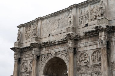 Roma 'da bulutlu bir yaz gününde Constantine kemeri. Arco di Costantino, Roma 'da İmparator Büyük Konstantin' e adanmış bir zafer kemeridir..