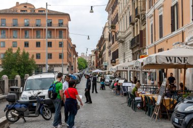 Roma, İtalya - 12 Mayıs 2010: Yaz günü Roma 'da bir sokak