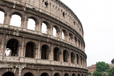 Roma, İtalya 'da bulutlu bir yaz gününde Kolezyum. Kolezyum, Roma Forumu 'nun hemen doğusunda, İtalya' nın başkenti Roma 'nın merkezinde bulunan oval bir amfitiyatrodur..