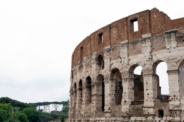Roma, İtalya 'da bulutlu bir yaz gününde Kolezyum. Kolezyum, Roma Forumu 'nun hemen doğusunda, İtalya' nın başkenti Roma 'nın merkezinde bulunan oval bir amfitiyatrodur..
