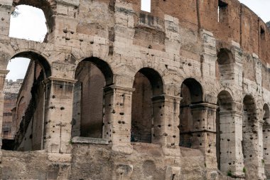 Roma, İtalya 'da bulutlu bir yaz gününde Kolezyum. Kolezyum, Roma Forumu 'nun hemen doğusunda, İtalya' nın başkenti Roma 'nın merkezinde bulunan oval bir amfitiyatrodur..