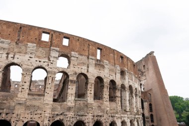 Roma, İtalya 'da bulutlu bir yaz gününde Kolezyum. Kolezyum, Roma Forumu 'nun hemen doğusunda, İtalya' nın başkenti Roma 'nın merkezinde bulunan oval bir amfitiyatrodur..