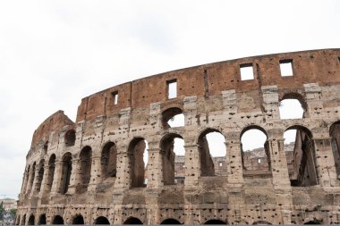 Roma, İtalya 'da bulutlu bir yaz gününde Kolezyum. Kolezyum, Roma Forumu 'nun hemen doğusunda, İtalya' nın başkenti Roma 'nın merkezinde bulunan oval bir amfitiyatrodur..
