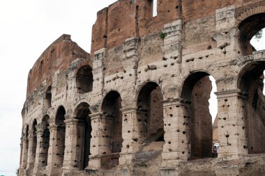 Roma, İtalya 'da bulutlu bir yaz gününde Kolezyum. Kolezyum, Roma Forumu 'nun hemen doğusunda, İtalya' nın başkenti Roma 'nın merkezinde bulunan oval bir amfitiyatrodur..