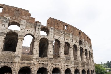 Roma, İtalya 'da bulutlu bir yaz gününde Kolezyum. Kolezyum, Roma Forumu 'nun hemen doğusunda, İtalya' nın başkenti Roma 'nın merkezinde bulunan oval bir amfitiyatrodur..
