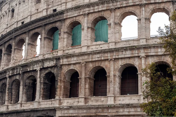 イタリアのローマで曇りの夏の日にコロッセオ コロッセオはローマの中心部にある楕円形の円形劇場で ローマフォーラムのすぐ東にあります — ストック写真