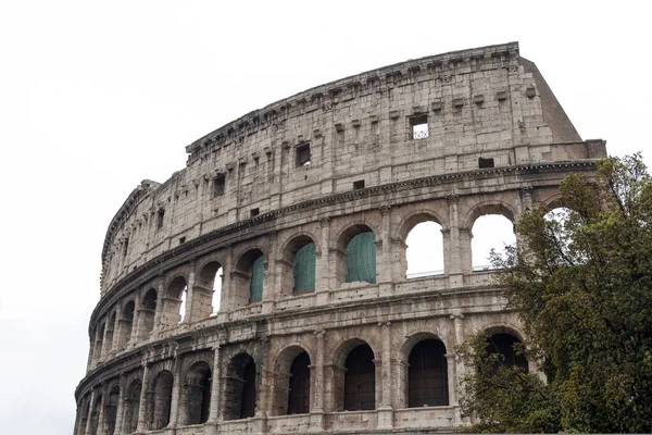 イタリアのローマで曇りの夏の日にコロッセオ コロッセオはローマの中心部にある楕円形の円形劇場で ローマフォーラムのすぐ東にあります — ストック写真