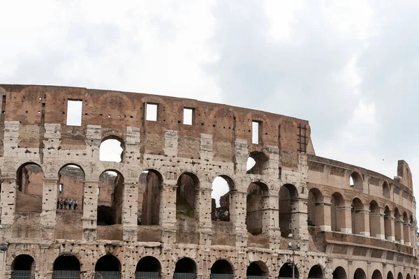Roma, İtalya 'da bulutlu bir yaz gününde Kolezyum. Kolezyum, Roma Forumu 'nun hemen doğusunda, İtalya' nın başkenti Roma 'nın merkezinde bulunan oval bir amfitiyatrodur..