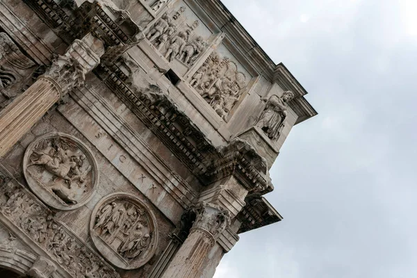 Roma Bulutlu Bir Yaz Gününde Constantine Kemeri Arco Costantino Roma — Stok fotoğraf