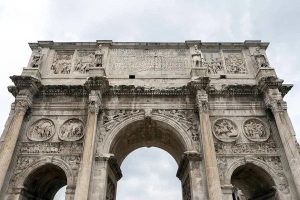 Roma 'da bulutlu bir yaz gününde Constantine kemeri. Arco di Costantino, Roma 'da İmparator Büyük Konstantin' e adanmış bir zafer kemeridir..