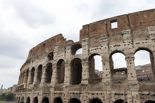 イタリアのローマで曇りの夏の日にコロッセオ コロッセオはローマの中心部にある楕円形の円形劇場で ローマフォーラムのすぐ東にあります — ストック写真