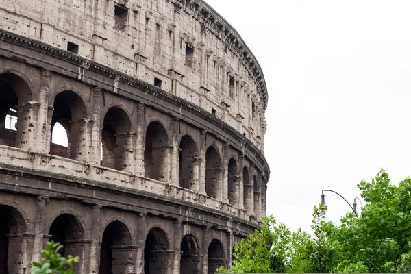 Koloseum Pochmurny Letni Dzień Rzymie Włoszech Koloseum Jest Owalnym Amfiteatrem — Zdjęcie stockowe