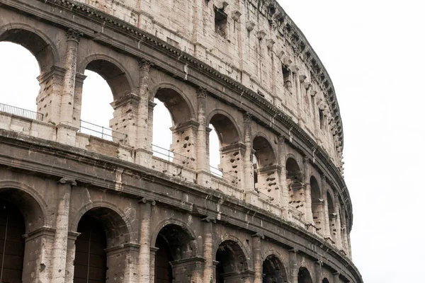 イタリアのローマで曇りの夏の日にコロッセオ コロッセオはローマの中心部にある楕円形の円形劇場で ローマフォーラムのすぐ東にあります — ストック写真