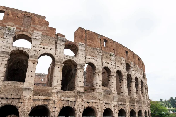 Roma, İtalya 'da bulutlu bir yaz gününde Kolezyum. Kolezyum, Roma Forumu 'nun hemen doğusunda, İtalya' nın başkenti Roma 'nın merkezinde bulunan oval bir amfitiyatrodur..
