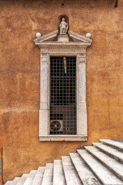 Roma, İtalya 'da eski bir pencere..