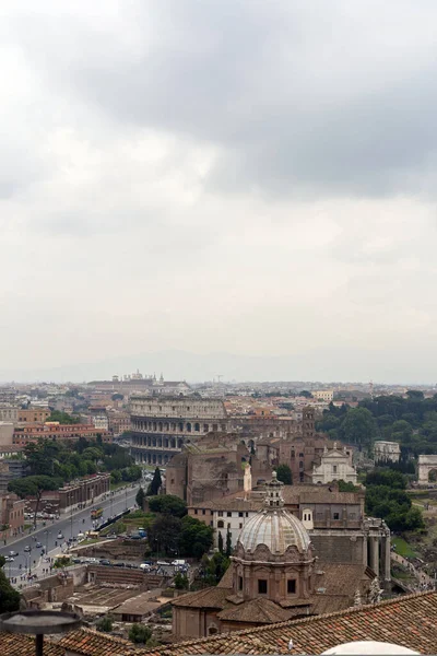 Coliseo Día Nublado Verano Roma Italia Coliseo Anfiteatro Oval Situado — Foto de Stock