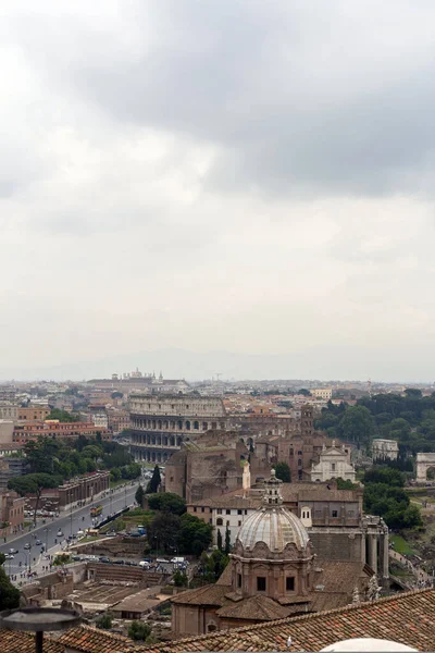 Das Kolosseum Einem Bewölkten Sommertag Rom Italien Das Kolosseum Ist — Stockfoto