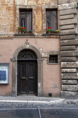 Roma 'da bir yaz caddesinde eski bir kapı..