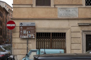 Roma, İtalya - 12 Mayıs 2010: Roma, İtalya 'da bir yaz günü mermer levha sokak tabelası.