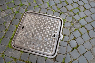 Roma 'da bir yaz günü SPQR rögar kapağı.