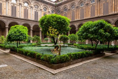 İtalya, Roma 'daki Doria Pamphilj Galerisinin avlusu.
