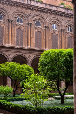 İtalya, Roma 'daki Doria Pamphilj Galerisinin avlusu.