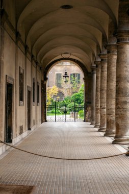 İtalya, Roma 'daki Doria Pamphilj Galerisinin avlusu.