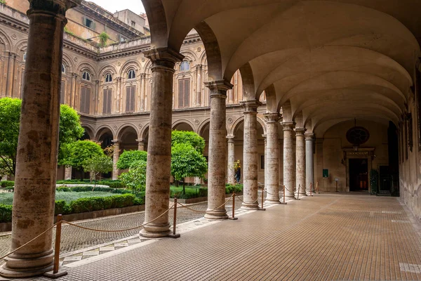 İtalya, Roma 'daki Doria Pamphilj Galerisinin avlusu.