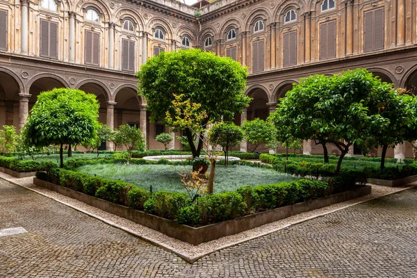 İtalya, Roma 'daki Doria Pamphilj Galerisinin avlusu.
