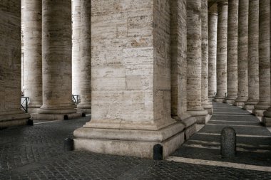 Aziz Peter Meydanı 'ndaki sütunlar bir yaz günü Roma' da.