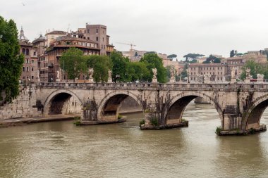Roma 'daki Aziz Angelo Köprüsü (Ponte Sant' Angelo) bulutlu bir yaz gününde.