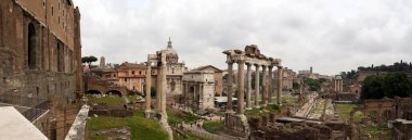 Roma, İtalya - 12 Mayıs 2010: Roma 'daki Forum Romanum' da Satürn Tapınağı