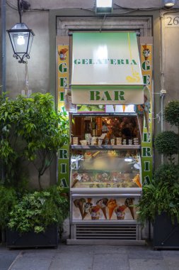 Roma, İtalya - 12 Mayıs 2010: Roma 'da bir yaz sokağı.