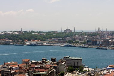 Arka planda Altın Boynuz olan Galata kulesinden İstanbul manzarası.