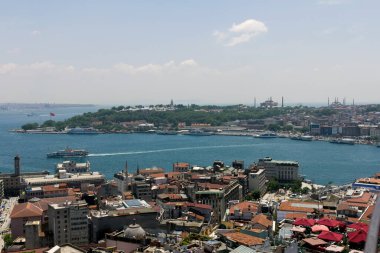 Arka planda Altın Boynuz olan Galata kulesinden İstanbul manzarası.