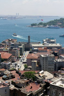 Arka planda Altın Boynuz olan Galata kulesinden İstanbul manzarası.