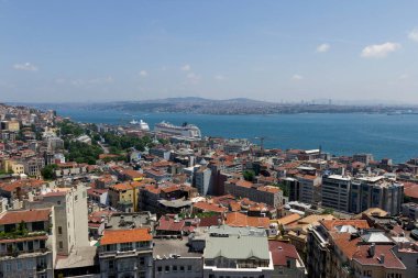 İstanbul şehrinin arka planında Boğaz Köprüsü bulunan Galata kulesinden görünüşü.