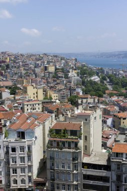 İstanbul şehrinin arka planında Boğaz Köprüsü bulunan Galata kulesinden görünüşü.