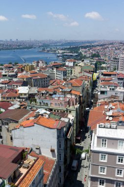Arka planda Altın Boynuz olan Galata kulesinden İstanbul manzarası.