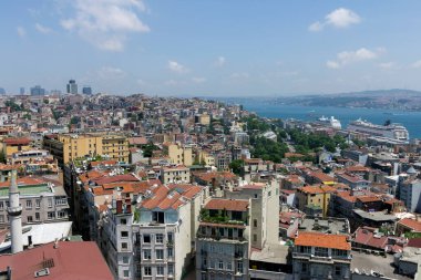 İstanbul şehrinin arka planında Boğaz Köprüsü bulunan Galata kulesinden görünüşü.
