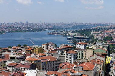 Arka planda Altın Boynuz olan Galata kulesinden İstanbul manzarası.