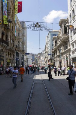 İstanbul, Türkiye - 8 Haziran 2014: İstanbul 'da yaz günü İstiklal Caddesi.